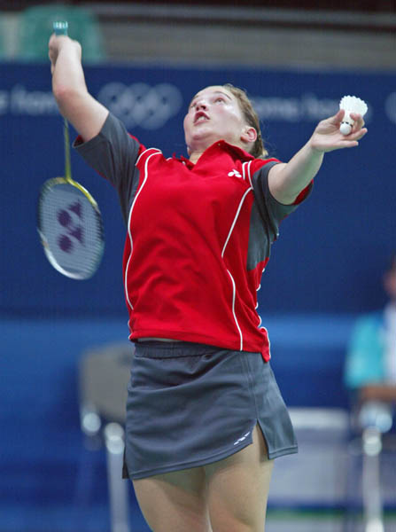 Helen Nichol de Burlington, Ontario, renvoi un tir lors d'une sance d'entranement au badminton pour les Jeux olympiques d't  Athnes, Grce, le mardi 10 aot 2004.  (CP PHOTO/COC-Mike Ridewood)