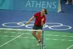 Charmaine Reid de Calgary, frappe le moineau lors d'une sance d'entranement au badminton pour les Jeux olympiques d't  Athnes, Grce, le mardi 10 aot 2004. (CP PHOTO/COC-Mike Ridewood)