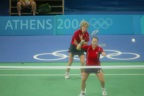 Helen Nichol de Burlington, Ontario (devant) et Charmaine Reid de Calgary (derrire) lors d'une sance d'entranement au badminton pour les Jeux olympiques d't  Athnes, Grce, le mardi 10 aot 2004. (CP PHOTO/COC-Mike Ridewood)
