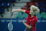 Charmaine Reid de Calgary, frappe le moineau lors d'une sance d'entranement au badminton pour les Jeux olympiques d't  Athnes, Grce, le mardi 10 aot 2004. (CP PHOTO/COC-Mike Ridewood)