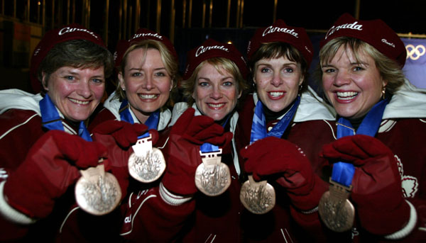 L'quipe canadienne de curling fminin (de gauche  droite) : Cheryl Noble, Kelly Law, Diane Nelson, Julie Skinner et Georgina Wheatcroft. L'quipe a remport la mdaille de bronze aux Jeux olympiques d'hiver de Salt Lake City 2002. (CP PHOTO/COA/Andr Forget).
