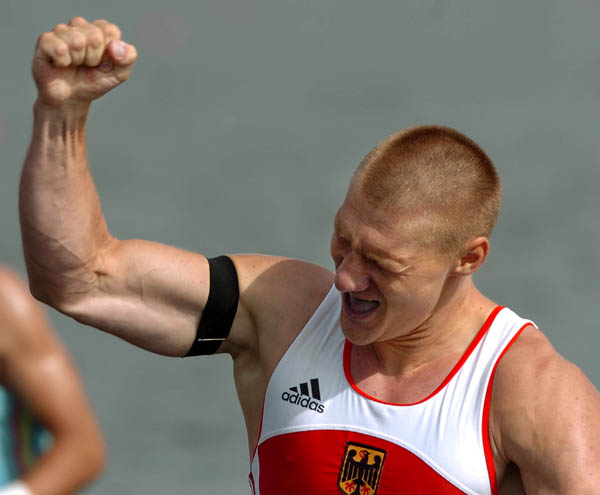 La raction de l'allemand Christian Gille aprs que lui et son quipe aient remport l'or  la finale de C-2 1000 m lors des Jeux olympiques d't  Athnes le vendredi 27 aot 2004. (CP PHOTO/COC-Andre Forget)