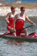Centre, Hugh Fisher et Alwyn Morris du Canada clbrent aprs avoir remport une mdaille d'or en kayak aux Jeux olympiques de Los Angeles de 1984. (Photo PC/AOC)