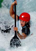 Margaret Langford du Canada participe  une preuve de kayak en eau vive aux Jeux olympiques d'Atlanta de 1996. (Photo PC/AOC)