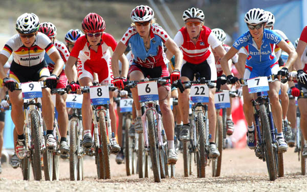 Canada's Alison Sydor (6) of Victoria, B.C. leads the pack off the start and finished fourth in women's mountain bike at the Athens Olympics, Friday, August 27, 2004.(CP PHOTO/COC-Mike Ridewood)