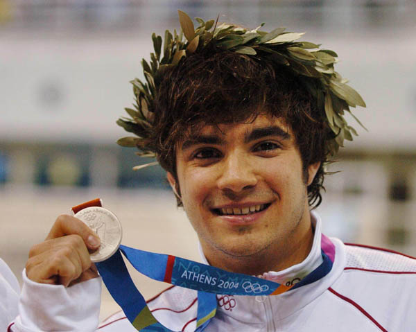 Alexandre Despatie of Montreal holds up his silver medal after the men's 3m springboard event at the 2004 Summer Olympic Games in Athens, Greece, Tuesday,  August 24, 2004. (CP PHOTO/COC/Andre Forget)