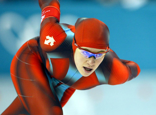 Clara Hughes skates to the bronze medal in the women's 5,000 metre long track speed skating race at the 2002 Olympic Winter Games in Salt Lake City, Utah, Sat., Feb. 23, 2002 . (CP PHOTO/COA/Mike Ridewood).