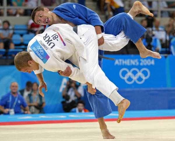 Roman Gontyuk (white) of the Ukraine battles Robert Krawczyk of Poland in 81 kg. judo semifinal action at the 2004 Summer Olympics in Athens, Greece, Tuesday, August 17, 2004. (CP PHOTO/COC/Mike Ridewood)