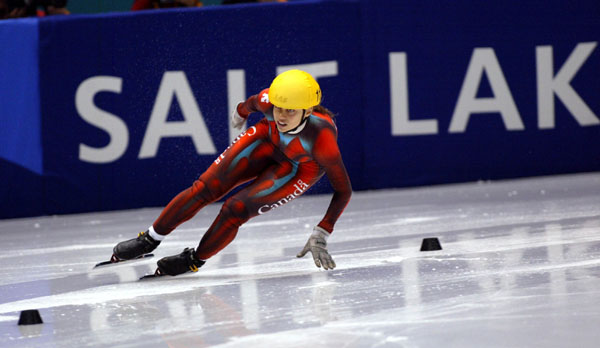 Alanna Kraus skates to the finish in the 500 meter 2002 Olympic Winter Games in Salt Lake City. (PC Photo/COA/Andr Forget).