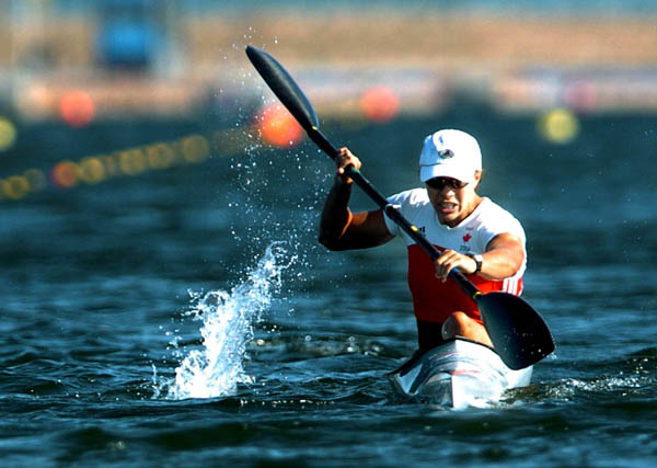 La canadienne Caroline Brunet assise dans son bateau aprs avoir franchi la ligne d'arrive et gagn la mdaille de bronze  la finale du K-1 500 m aux Jeux olympiques d't  Schinias, Grce, le samedi 28 aot 2004.  (CP PHOTO/Andre Forget/COC)