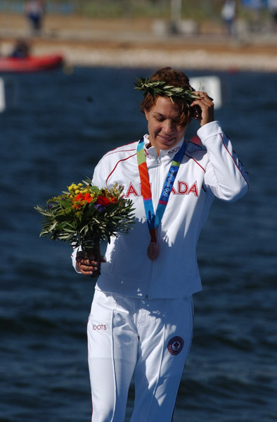 La canadienne Caroline Brunet  la crmonie de remise de mdailles pour le K1 500 m aux Jeux olympiques d't 2004  Athnes le samedi 28 aot 2004.  Brunet a remport la mdaille de bronze.  (CP PHOTO 2004/Andre Forget/COC)