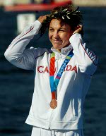 Les trois mdailles  l'preuve du K1 500 m femmes aux Jeux olympiques  Athnes, l'hongroise Natasa Janics (or), l'italienne Josefa Idem (argent) et la canadienne Caroline Brunet (bronze). (CP PHOTO 2004/Andre Forget/COC)