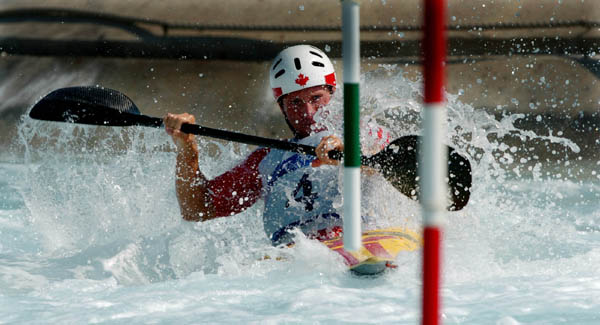 David Ford de l'quipe canadienne de cano-kayak pratique avant les Jeux olympiques d't  Athnes le 12 aot 2004. (CP PHOTO 2004/Andre Forget/COC)