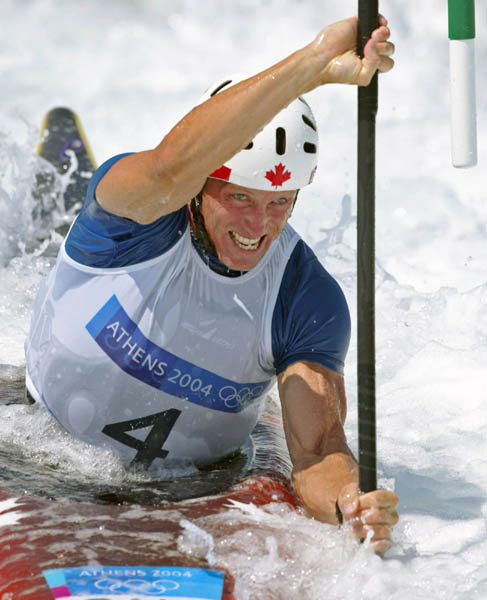 Le canadien David Ford d'Edmonton contourne une barrire lors de la finale de kayak slalom aux Jeux olympiques  Athnes le vendredi 20 aot 2004.  Ford a termin au quatrime rang. (CP PHOTO)2004(COC-Mike Ridewood)