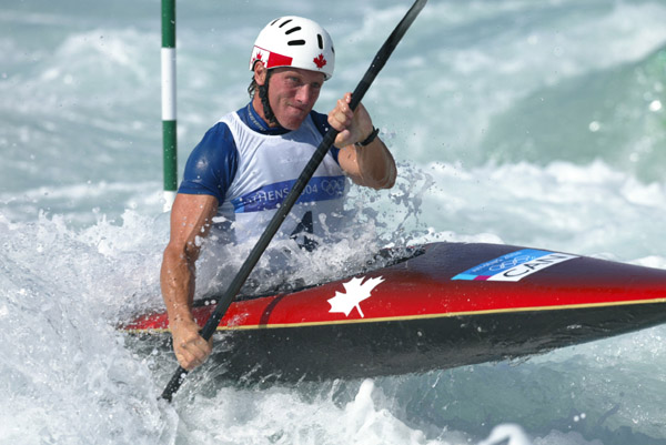 Le canadien David Ford d'Edmonton lors de la demi-finale de kayak slalom aux Jeux olympiques  Athnes le vendredi 20 aot 2004. Ford a termin au quatrime rang  la finale de l'preuve. (CP PHOTO/COC-Mike Ridewood)
