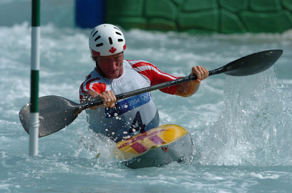 David Ford de l'quipe canadienne de cano-kayak pratique avant les Jeux olympiques d't  Athnes le 12 aot 2004.  (CP PHOTO 2004/Andre Forget/COC)
