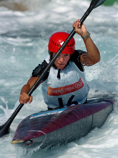La canadienne Margaret Langford de Lions Gate, C-B, lors de sa course de cano-kayak slalom aux Jeux olympiques d't  Athnes le mardi 17 aot 2004. (CP PHOTO/COC-Andre Forget)