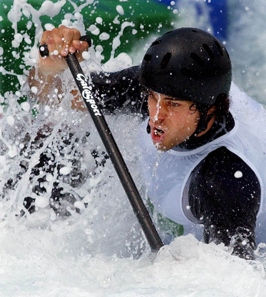 Le canadien James Cartwright d'Ottawa, Ontario, lors de sa course de cano-kayak slalom aux Jeux olympiques d't  Athnes le mardi 17 aot 2004.(CP PHOTO/COC-Andre Forget)