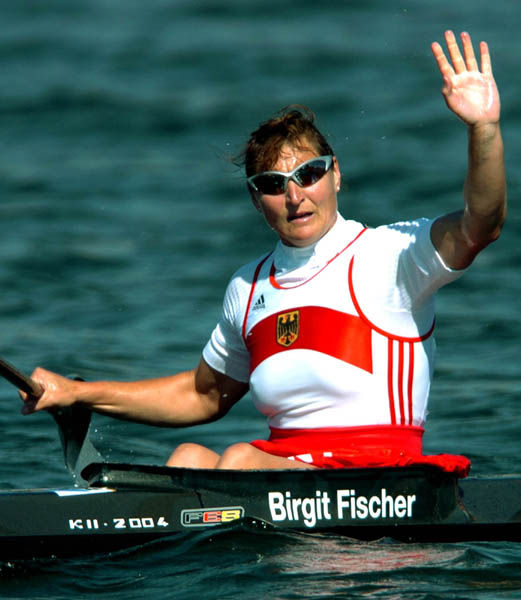 L'allemande Birgit Fisher salue la foule aprs avoir remport l'argent  la finale de K-1 500 m aux Jeux olympiques d't  Athnes le samedi 28 aot 2004.(CP PHOTO/COC-Andre Forget)
