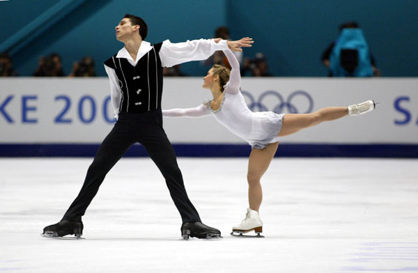 Jacinthe Larivire de Princeville (Qc) et son partenaire, Lenny Faustino de Toronto, lors du programme libre de patinage artistique en couple aux Jeux olympiques d'hiver de Salt Lake City. (CP PHOTO/COA/Andr Forget).