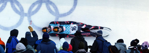 L'quipage canadien de luge  deux, form de Grant Albrecht et Mike Moffat, glisse lors de la descente au Parc olympique de l'Utah, le vendredi 15 fvrier 2002 aux Jeux olympiques d'hiver de Salt Lake City. (Photo PC/AOC/Andr Forget).