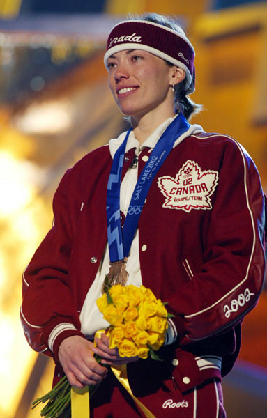 La Canadienne Beckie Scott reoit sa mdaille de bronze en ski de fond  la 5km poursuite libre dames, aux Jeux olympiques d'hiver de Salt Lake City, le vendredi 15 fvrier 2002. (Photo PC/AOC/Andr Forget).