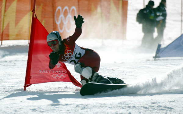 Jrome Sylvestre races down the slalom course during the men's parallel giant slalom qualifications in Park City, Utah, Thursday Feb. 14, at the 2002 Olympic Winter Games in Salt Lake City. Sylvestre was sole canadian to qualify. (CP PHOTO/COA/Andre Forget).