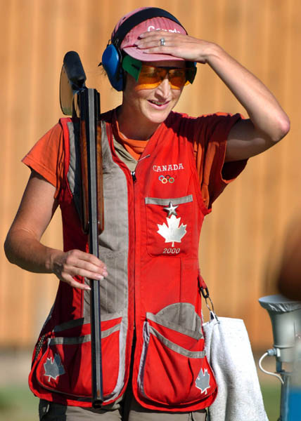 Cynthia Meyer de Bowen Island, C-B, protge ses yeux du soleil lors de la ronde de qualification  l'preuve de double fosse olympique aux Jeux olympiques d't  Athnes le mercredi 18 aot 2004. Meyer n'a pas avanc.  (CP PHOTO 2004/Andre Forget/COC)