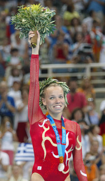 Canada's Karen Cockburn of Toronto wave to the crowd after winning the silver medal in women's trampoline at the Athens Olympics, Friday, August 20, 2004.  (CP PHOTO)2004(COC-Mike Ridewood)