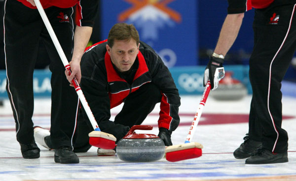 Le troisime Don Walchuk tente de placer sa pierre. L'quipe canadienne a perdu par un score de 6 - 5, l'preuve comptant pour la mdaille d'or remporte par la Norvge, le vendredi 22 fvrier 2002,  Ogden, Utah, aux Jeux olympiques d'hiver de Salt Lake City. (PHOTO PC/AOC/Mike Ridewood)