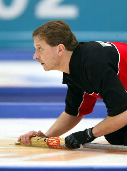 Le troisime Don Walchuk se concentre sur la partie. L'quipe canadienne a perdu par un score de 6 - 5, l'preuve comptant pour la mdaille d'or remporte par la Norvge, le vendredi 22 fvrier 2002,  Ogden, Utah, aux Jeux olympiques d'hiver de Salt Lake City. (PHOTO PC/AOC/Mike Ridewood)