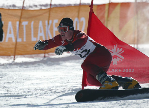 Ryan Wedding races down the slalom course during the men's parallel giant slalom qualifications in Park City, Utah, Thursday Feb. 14, at the 2002 Olympic Winter Games in Salt Lake City. Wedding failed to qualify. (CP PHOTO/COA/Andre Forget).