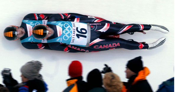 L'quipage canadien de luge  deux, form de Grant Albrecht et Mike Moffat, glisse lors de la descente au Parc olympique de l'Utah, le vendredi 15 fvrier 2002 aux Jeux olympiques d'hiver de Salt Lake City. (Photo PC/AOC- Andr Forget)