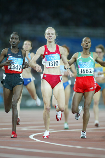 Canada's Carmen Douma-Hussar (centre) of Cambridge, Ont. advanced to the semi-final in women's 1500 metre heats in track and field action at the Athens Olympics, Tuesday, August 24, 2004.(CP PHOTO)2004(COC-Mike Ridewood)