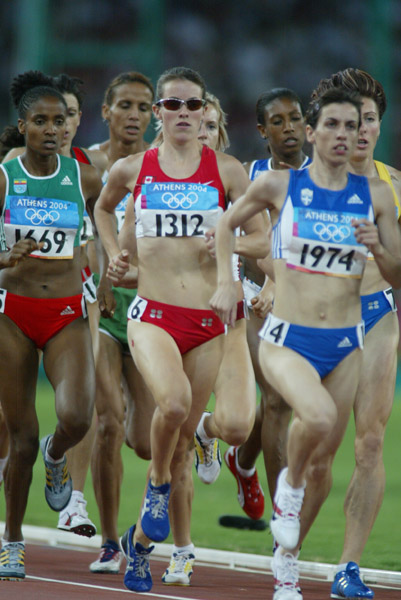 Canada's Malindi Elmore (#1312) of Kelowna, B.C., runs to tenth in her heat of women's 1500 metres and failed to qualify for the semi-final in track and field action at the Athens Olympics, Tuesday, August 24, 2004.(CP PHOTO)2004(COC-Mike Ridewood)