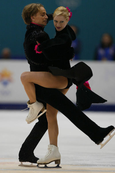 Shae-Lynn Bourne and Victor Kraatz perform during their original dance program February 17th at the 2002 Olympic Winter Games. (CP Photo/COA/Andre Forget).