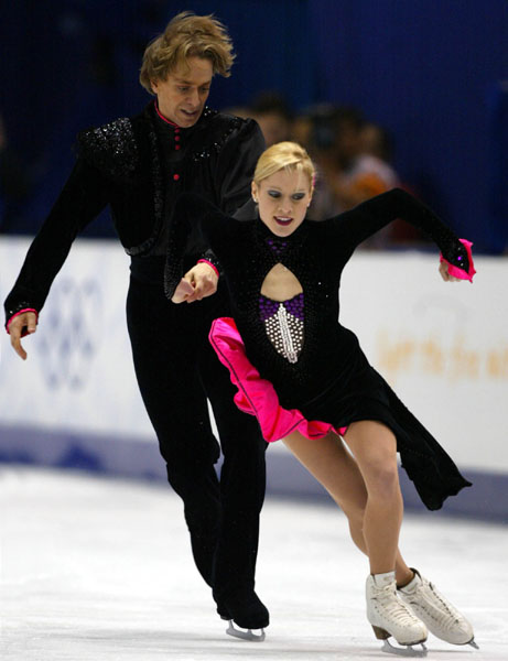 Shae-Lynn Bourne and Victor Kraatz perform during their original dance program February 17 at the 2002 Olympic Winter Games. (CP Photo/COA/Andre Forget).