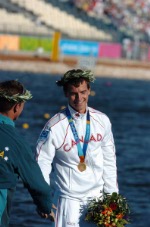 Le canadien Adam van Koeverden de Burlington, Ontario, le gagnant de la finale de K-1 1000 m, le norvgien Eirik Veraas Larsen,  Schinias aux Jeux olympiques d't  Athnes le vendredi 27 aot 2004. van Koeverden a termintroisime pour une mdaille de bronze. (CP PHOTO/2004/COC-Andre Forget)