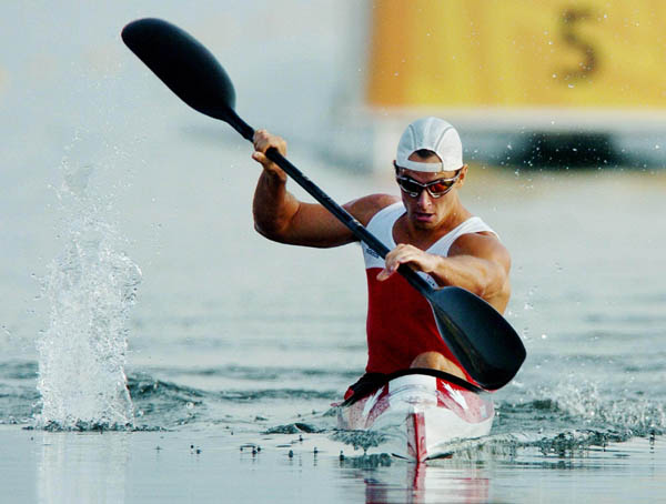 Le canadien Adam van Koeverden de Burlington, Ontario, participe  la finale de K-1 1000 m  Schinias lors des Jeux olympiques d't  Athnes le vendredi 27 aot 2004.  van Koeverden a termin troisime pour remporter la mdaille de bronze. (CP PHOTO/COC-Andre Forget)