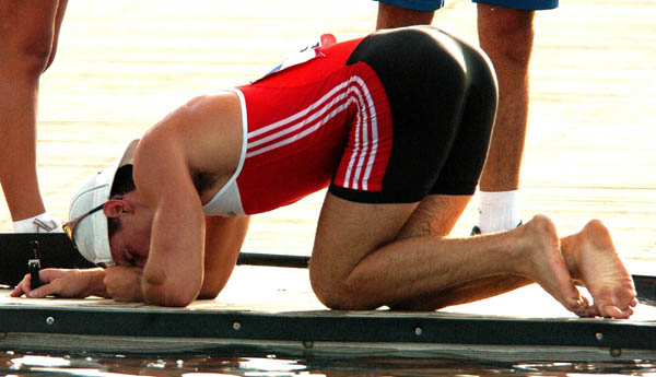 Le canadien Adam van Koeverden de Burlington, Ontario, reprend son souffle sur le quai aprs la finale de K-1 1000 m  Schinias lors des Jeux olympiques d't  Athnes le vendredi 27 aot 2004.  van Koeverden a termin troisime pour remporter la mdaille de bronze. (CP PHOTO 2004/Andre Forget/COC)