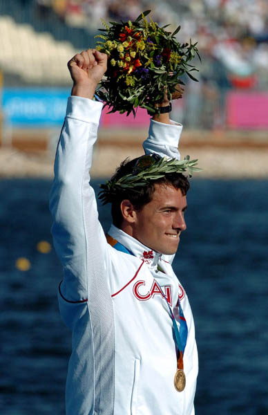 Le canadien Adam van Koeverden lve ses bras aprs avoir remport l'or  la finale de K-1 500 m aux Jeux olympiques d't  Athnes le samedi 28 aot 2004. (CP PHOTO/COC-Andre Forget)