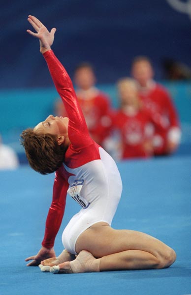 Canada's Yvonne Tousek performs on the floor during gymnastics competition at the Sydney 2000 Olympic Games. (CP Photo/COA)