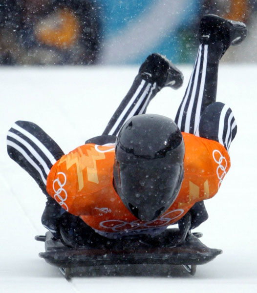 Le coureur canadien de skeleton Duff Gibson de Calgary saute sur sa luge au cours de la comptition, le mercredi 20 fvrier 2002, aux Jeux olympiques d'hiver de Salt Lake City. (PHOTO PC/AOC/Andr Forget)