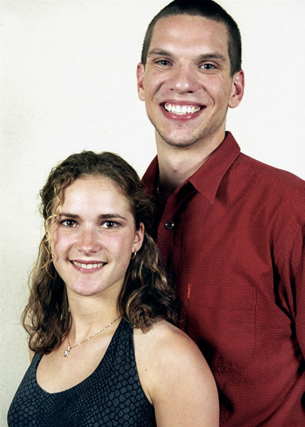 Jacinthe Larivire et Lenny Faustino du Canada, membres de l'quipe de patinage artistique aux Jeux olympiques de Salt Lake City de 2002. (PHOTO PC/AOC)