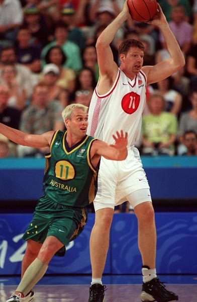 Canada's Todd McCulloh (R) makes the catch at a mean's basketball game during the Sydney 2000 Olympic Games. (CP PHOTO/ COA)