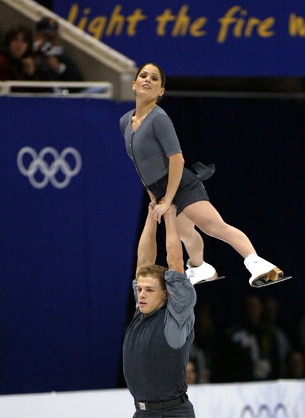 La patineuse canadienne Jamie Sal est souleve par son partenaire David Pelletier lors du programme libre en couple, le lundi 11 fvrier aux Jeux olympiques d'hiver de Salt Lake City 2002.  (Photo PC/AOC/Andr Forget).