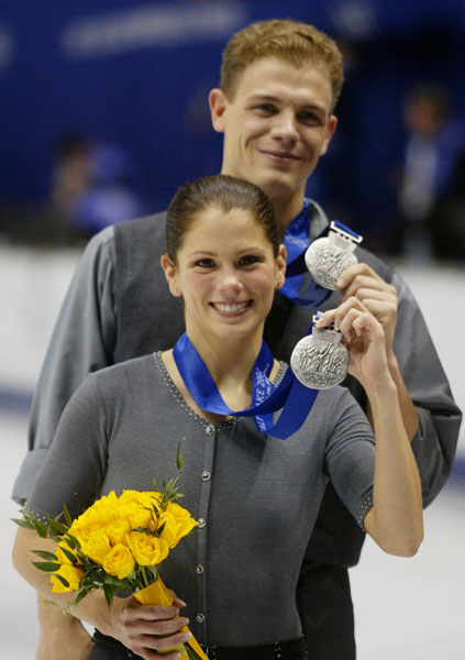 Canadian skaters David Pelletier and Jamie Sale hold up their silver medals after completing their Pairs Free Skating in Salt Lake City, Utah Monday Feb. 11, at the 2002 Olympic Winter Games. (They will be co-awarded the gold later on after an ISU's decision). (CP Photo/COA/Andre Forget).