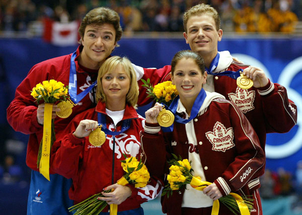 Gold medalists David Pelletier and Jamie Sale stand next to Russians Anton Sikharulidze and Elena Berezhnaya after being presented their gold medals Sunday Feb. 17, at the 2002 Olympic Winter Games. (CP Photo/COA/Andre Forget).