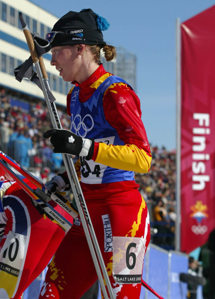 La fondeuse canadienne Beckie Scott aprs avoir termin le relais fminin 4 X 5 km  Soldier Hollow, le jeudi 21 fvrier 2002, aux Jeux olympiques d'hiver de Salt Lake City. (PHOTO PC/AOC/Andr Forget)