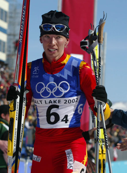 La fondeuse canadienne Beckie Scott porte ses skis aprs avoir termin le relais fminin 4 X 5 kms  Soldier Hollow, le jeudi 21 fvrier 2002, aux Jeux olympiques d'hiver de Salt Lake City. L'quipe canadienne a fini huitime sur treize. (PHOTO PC/AOC/Andr Forget)